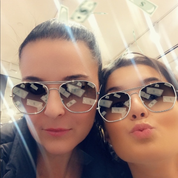 Meet your Posher, Tara - Picture 3 of 3